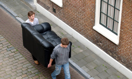 couch-carrying-glas-650.jpg