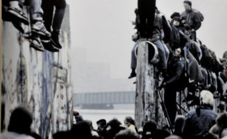 Fall of Berlin Wall photo by Roberto Moldeno